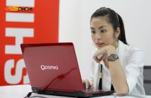 Tăng Thanh Hà bên Toshiba Qosmio