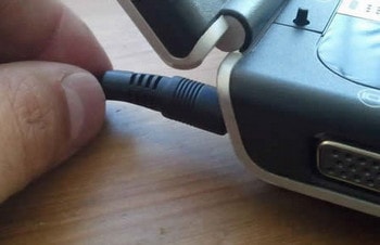4. Cắm sạc pin liên tục khi sử dụng